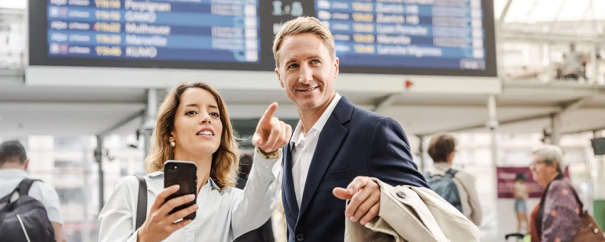 Voyageurs d’affaires en gare pour un trajet en TGV Lyria vers Paris