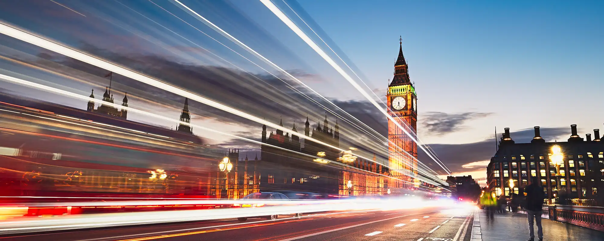 Big Ben et Westminster à Londres avec des lumières en mouvement