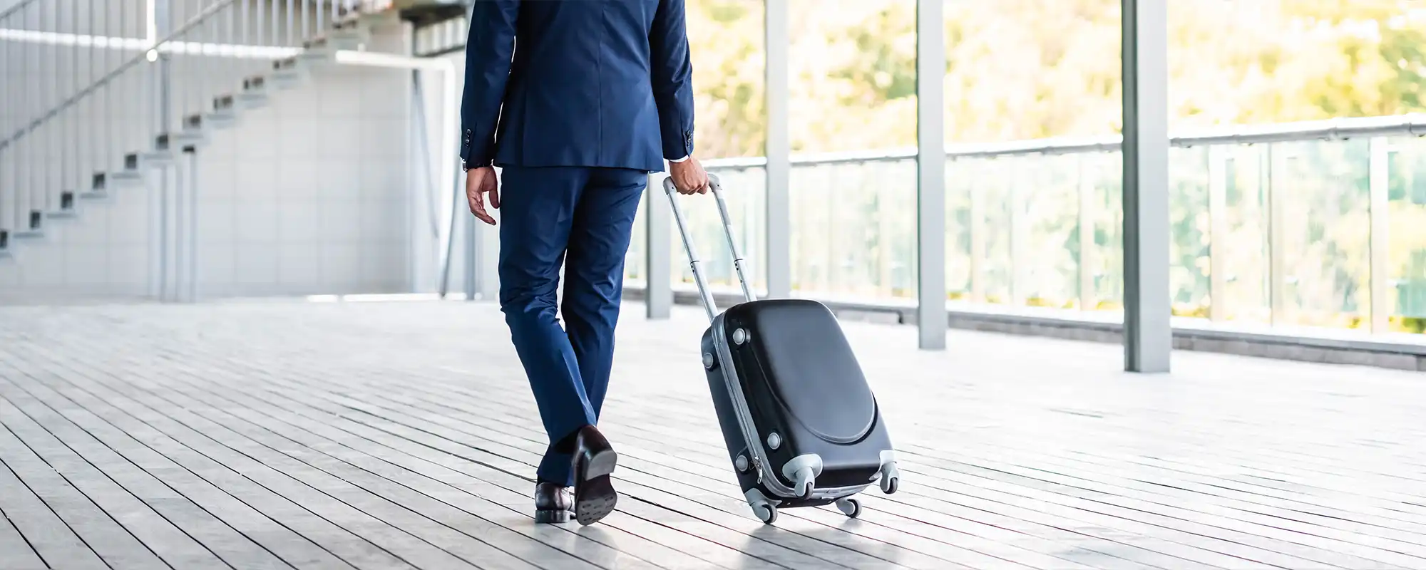 Homme d'affaires marchant avec sa valise dans un aéroport