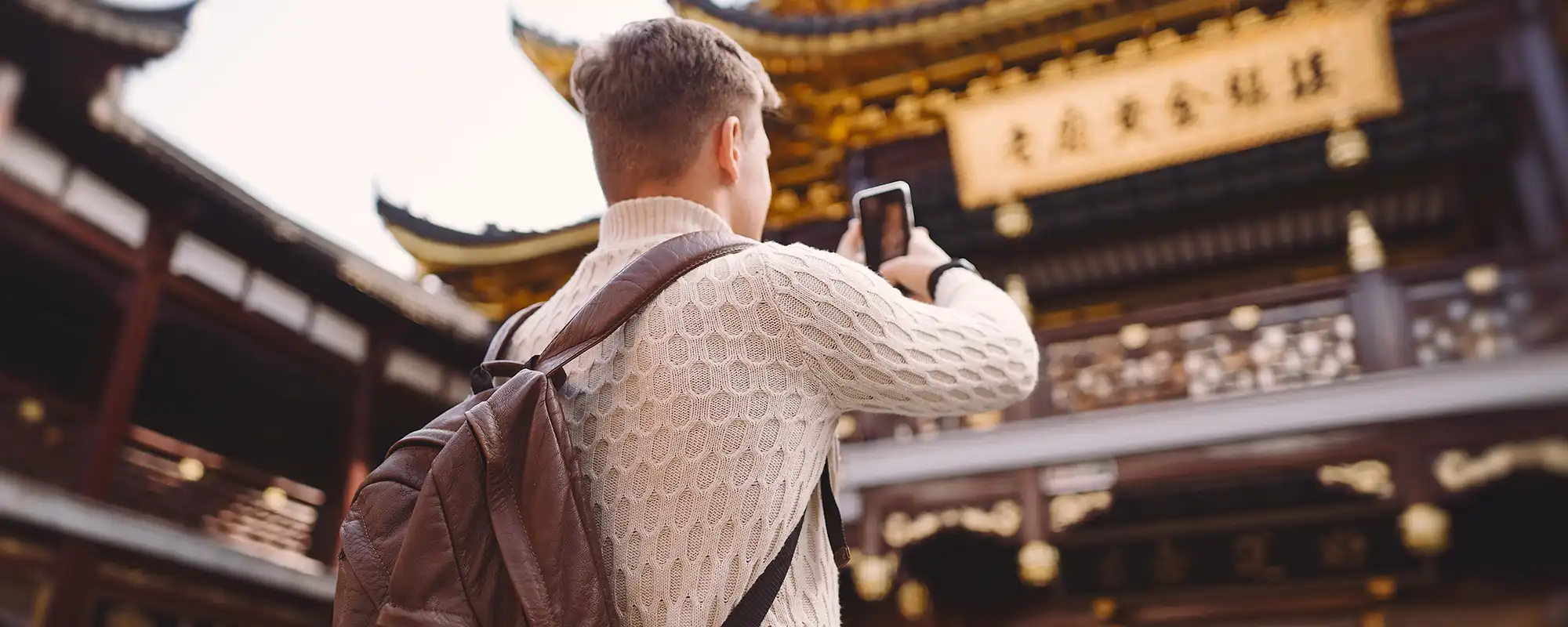 Voyageur photographiant un temple en Chine – entrée sans visa prolongée jusqu’en 2026