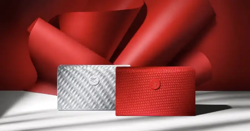 Coffrets d’amenities La Première d’Air France en gris perle et rouge sur fond rouge