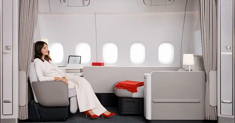 Suite La Première d’Air France avec fauteuil et méridienne offrant un espace modulable et privatif à bord