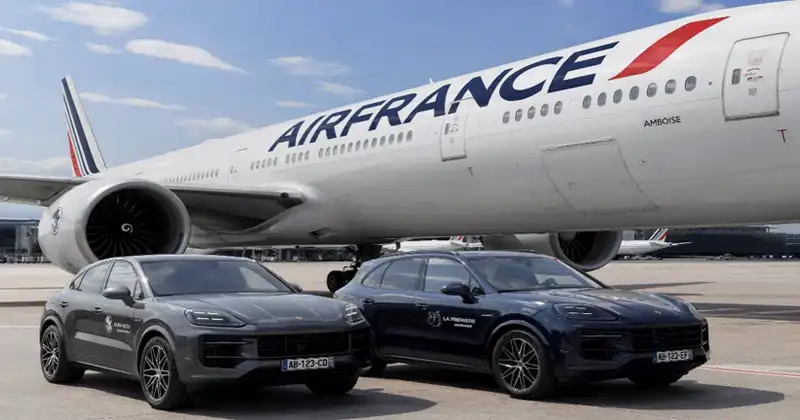 Porsche Cayenne dédiées aux transferts La Première stationnées devant un avion Air France sur le tarmac