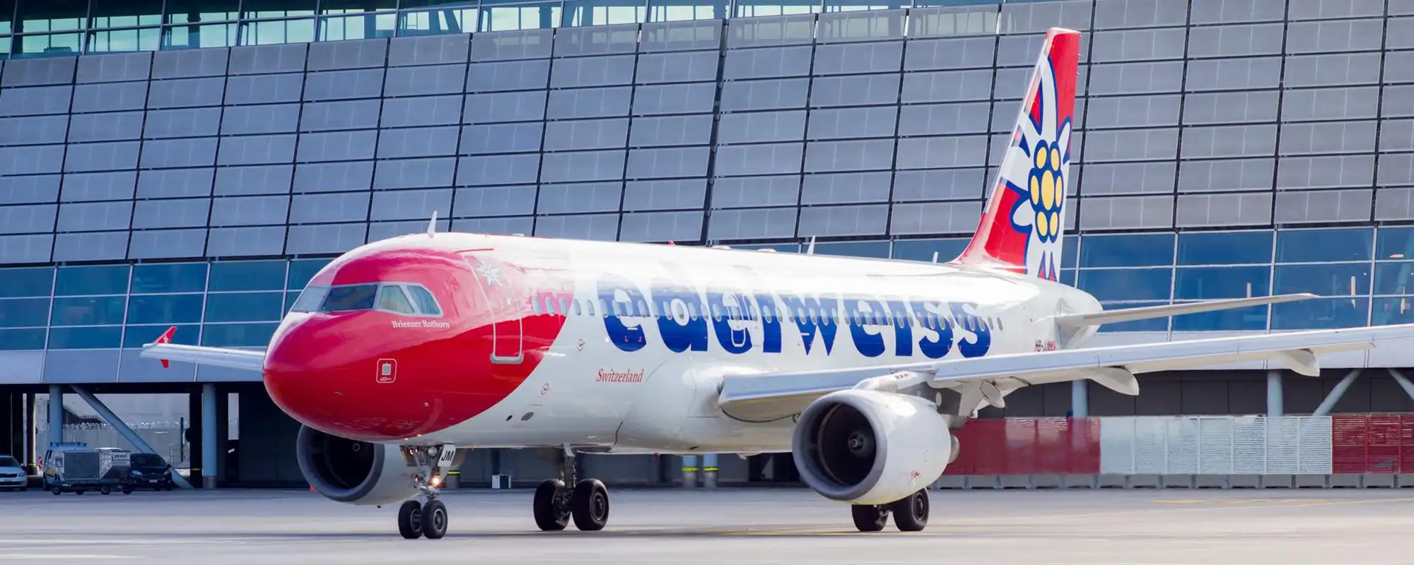 Avion Edelweiss à l’aéroport de Zurich illustrant les nouvelles destinations été 2026