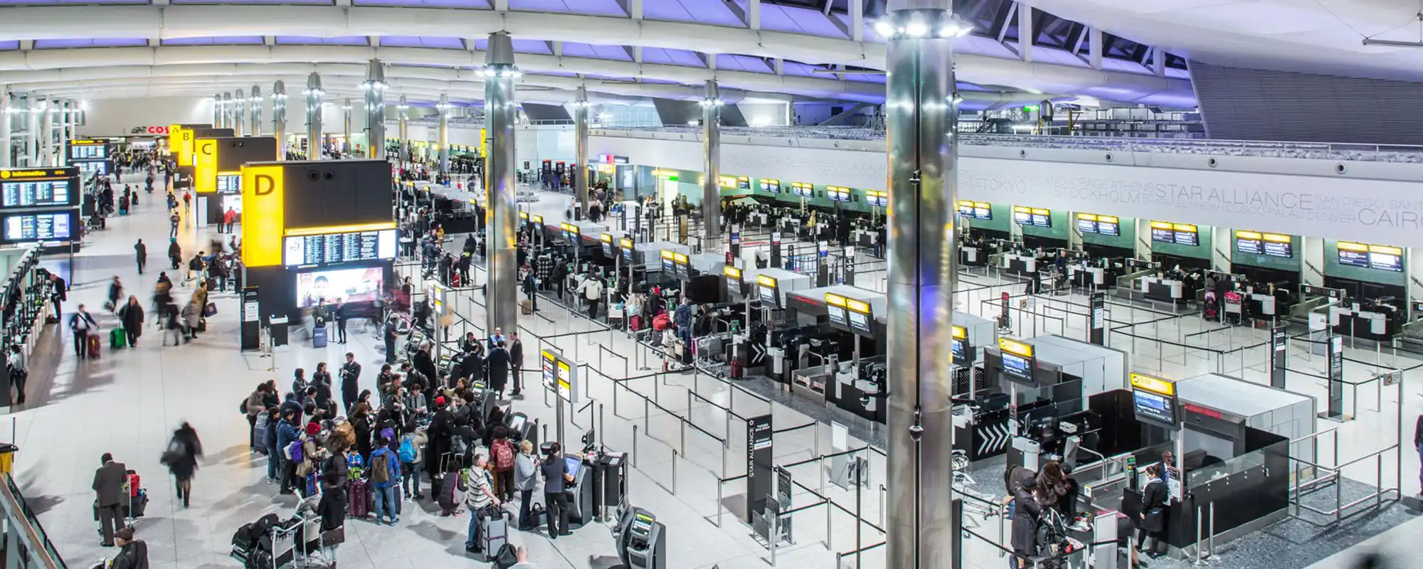 Contrôle de sûreté à l’aéroport de Londres Heathrow avec les nouveaux scanners CT